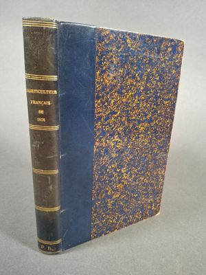 un vieux livre à la couverture bleue posé sur une table