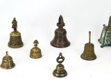 tout un tas de clochettes posées sur une table