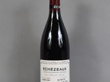 une image représentant une bouteille de vin posée sur une table