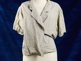 Cette image peut représenter un mannequin et une chemise posée sur un support pour mannequin.