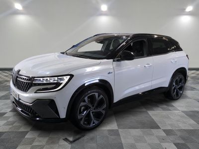 un 4x4 blanc garé sur un sol en damier dans un garage