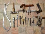 un grand nombre d'outils posés à même le sol