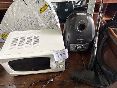 1 lot comprenant 1 micro-ondes de marque FAR