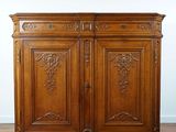 un buffet ancien français en noyer, orné de sculptures