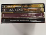 trois livres sont empilés sur une table