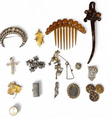 Divers peignes, broches en écaille, missels, médailles…