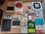 une table sur laquelle sont posés différents objets