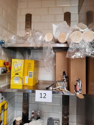 de nombreuses boîtes et tasses sur les étagères de la cuisine