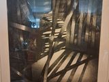 une photo en noir et blanc d'un escalier dans une pièce