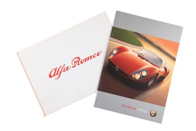 un livre sur lequel figure l'image d'une voiture de sport rouge