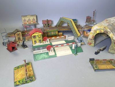 un grand nombre de jouets posés sur une table