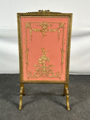un chevalet ancien peint en doré et rose, orné d'un motif floral