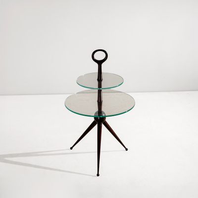 table en verre à trois niveaux, avec un socle en bois et des pieds en métal