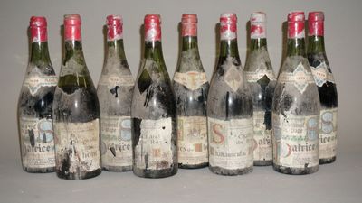 six bouteilles de vin sont alignées sur une table