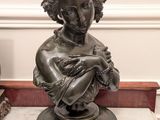 une statue de femme tenant un bébé dans ses bras