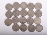 quelques vieilles pièces de monnaie sont disposées en carré sur une surface blanche