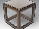 une image représentant une table en bois avec un plateau en verre, sur fond gris