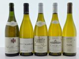 six bouteilles de vin blanc sont alignées sur une table