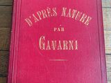 un vieux livre rouge posé sur une table en bois