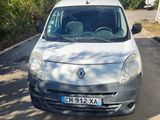 la petite camionnette blanche est garée sur le bord de la route