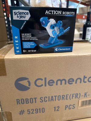La boîte est remplie d'articles destinés à la vente dans le magasin.