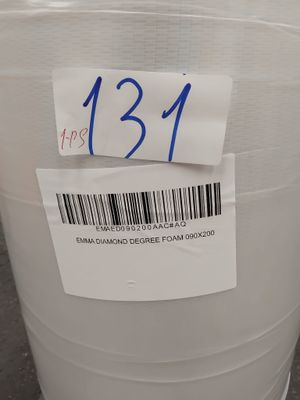 un seau en plastique blanc sur lequel est collée une étiquette avec un code-barres