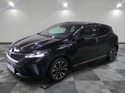 une voiture noire est garée dans une pièce au sol en damier