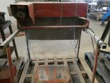 une machine posée sur une palette dans un entrepôt