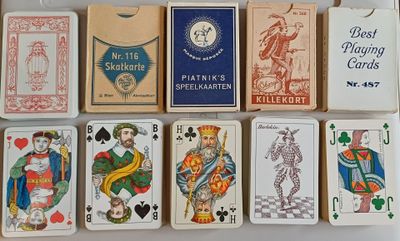 de nombreuses cartes à jouer disposées sur une table