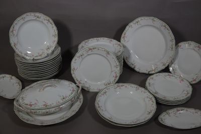 PARTIE DE SERVICE en porcelaine blanche à décor émaillé de g…