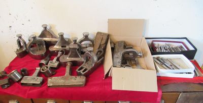 un tas de vieux outils sur une table rouge
