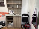 une petite pièce avec un bureau et une chaise à l'intérieur