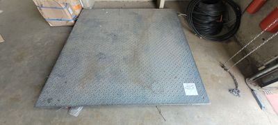 une photo d'un morceau de métal dans un garage