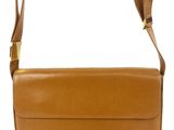 une photo d'un sac à main en cuir beige muni d'une bandoulière