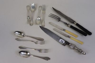 beaucoup de couverts sur la table, notamment des cuillères et des couteaux