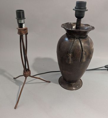 une lampe posée à côté d'un vase sur une table