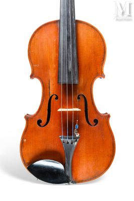 un vieux violon posé sur une surface blanche