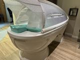 des toilettes blanches posées sur un plancher en bois dans une pièce