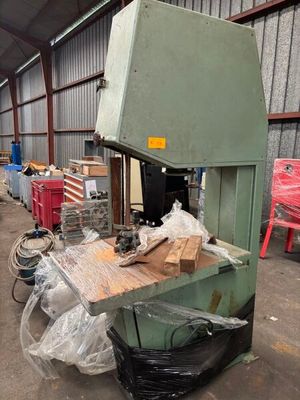 une grande machine qui se trouve dans un entrepôt