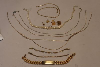beaucoup de colliers et de bracelets posés sur une table