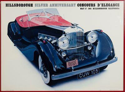 une photo d'une voiture de collection exposée