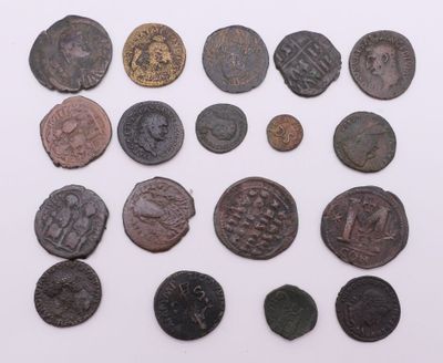 un ensemble de pièces de monnaie romaines antiques sur un fond blanc