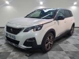 la voiture blanche est garée dans la pièce au sol en damier