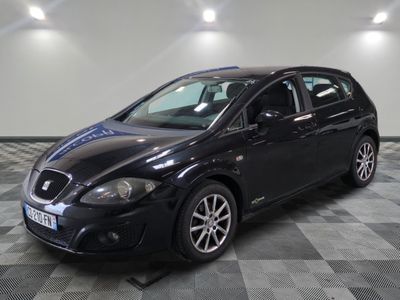 la photo d'une voiture noire sur un sol en damier