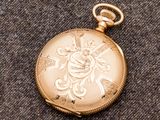 une montre de poche en or munie d'une chaîne en or