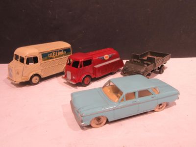 trois petites voitures posées sur une table
