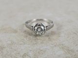 une photo d'une bague en diamant posée sur une table