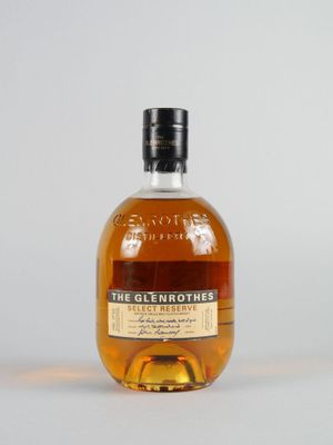 une photo d'une bouteille de whisky posée sur une table