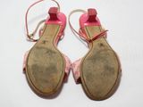 une paire de chaussures roses et blanches posées sur une surface blanche
