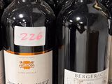 de nombreuses bouteilles de vin sur une étagère dans un magasin